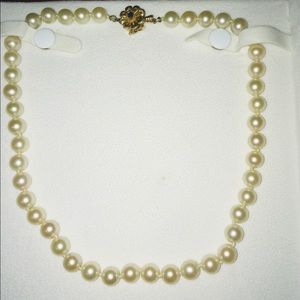Vintage pearl necklace with 14K blue sapphire.